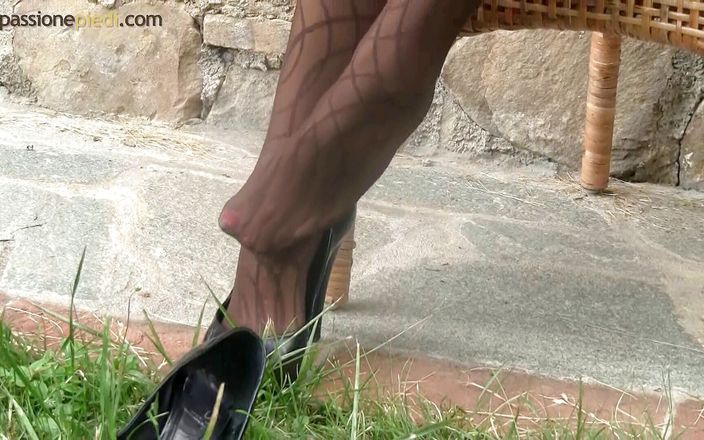 Foot Fetish HD: Barbara pe un scaun afară