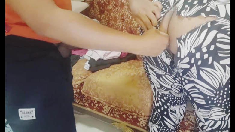 Akhi moni: Awek kerja Bangladesh berkongkek di rumah