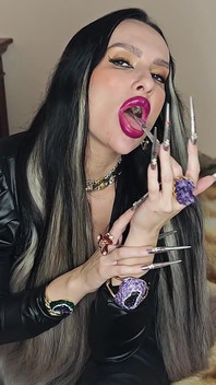 非常に長いスティレットの釘とレザーブーツ崇拝