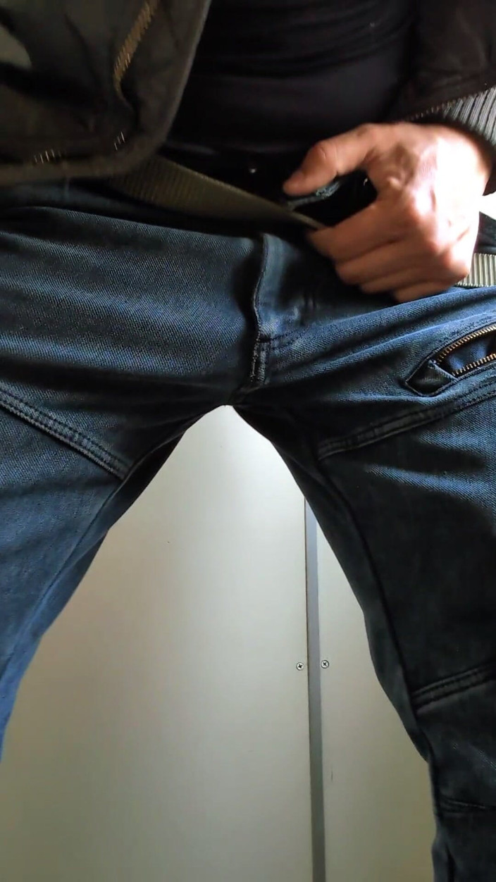 galhegol: Tôi đi tiểu rất nhiều gần máy ảnh.