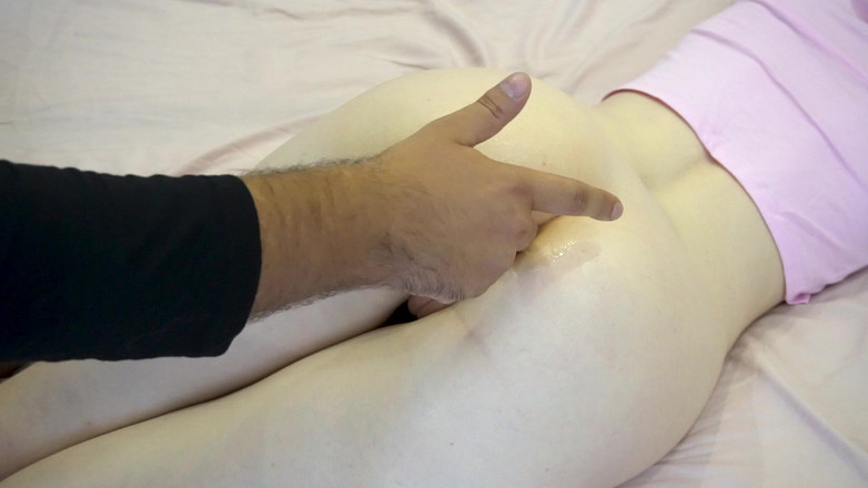 DeepInsideUs: La ragazza più giovane con il plug anale in una...