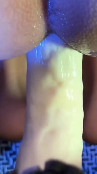 La traite de la prostate et le pegging l’ont fait squirter dans un préservatif