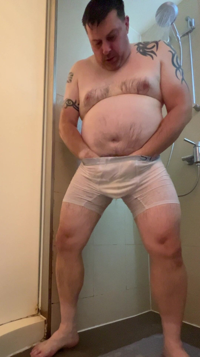 uktattooedchub74: Sprcha s mokrým bílým oblečením jedna