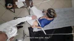 रोगी स्त्री रोग विशेषज्ञ के पास जाता है लेकिन कामुक हो जाता है और वह उसमें वीर्य निकालता है