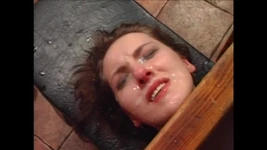 Sexig kåt tjej med fin kropp knullas av sina vänner med hård kuk och är undergiven