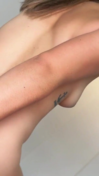 Jag Hittar Vacker Vit Flicka I Badkaret Och Jag Knullar Hennes Rosa Fitta - Povlatingirl