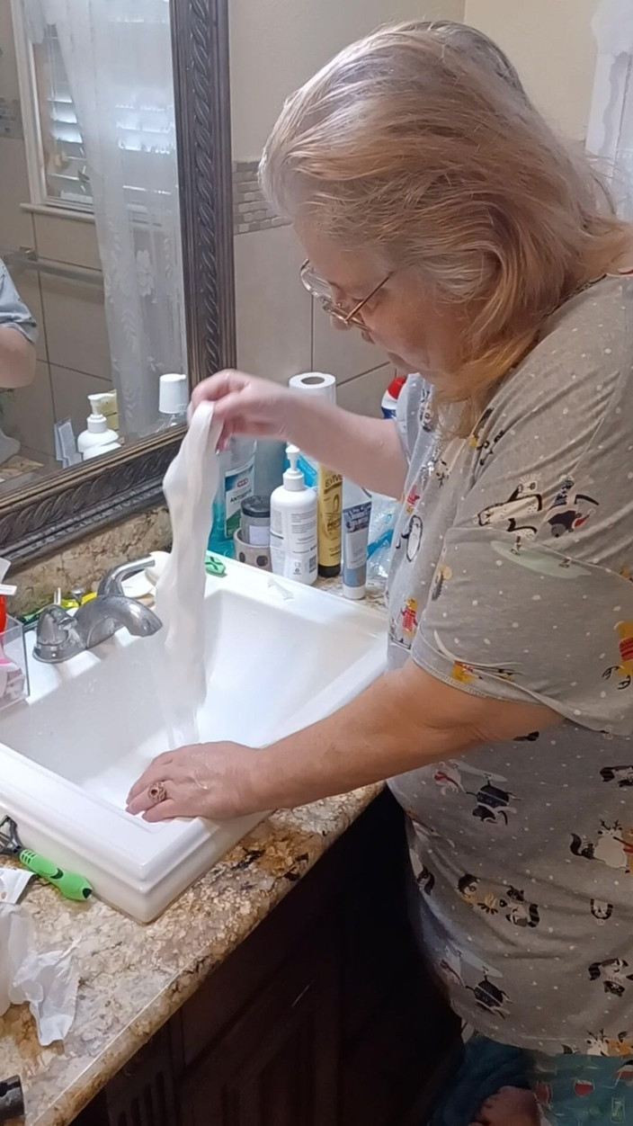 BBW nurse Vicki adventures with friends: Mijn blanke oma-slipje wassen voor klant!