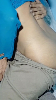 在德西印度继妹的紧致菊花中无鞍肛交，打手枪
