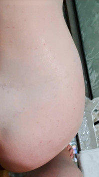 No podía esperar a la cama y se follaba a una belleza tetona pelirroja en la ducha después de una cita