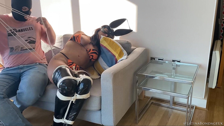 Latina Fetish: スーパーラティーナがサグズの隠れ家で捕まる!