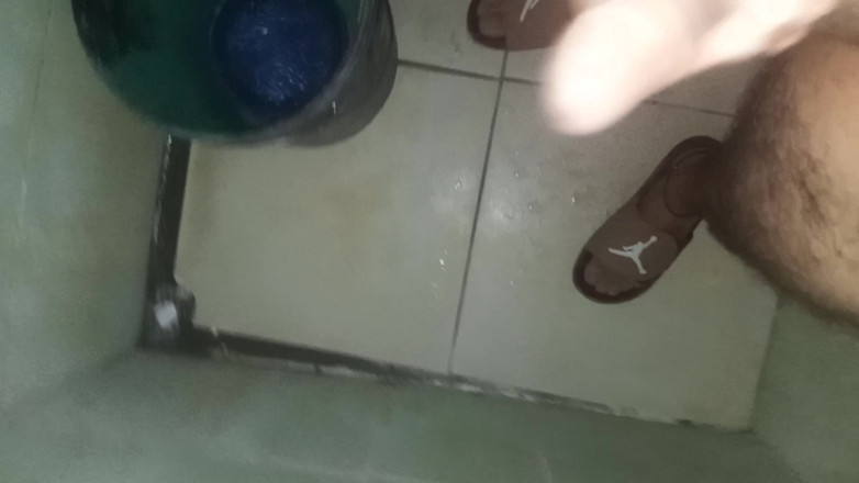 Cute boy jerks off: Pria langsing ini meluangkan waktunya untuk muasin dirinya sendiri di...