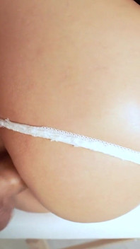 Sex dur în salonul de masaj! Oral adânc în gât, misionar, călărire inversă!