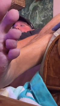Muscle Bull Bear Has a Huge Belly and Wide Feet