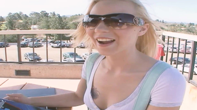 The Window of Sex: Ateşli lezbiyenler sahnesi-2 birkaç sarışın lezbiyen yeni takma yaraklarıyla sikişiyor