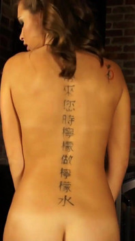 全天然的莱利里德抚摸她湿透的阴户