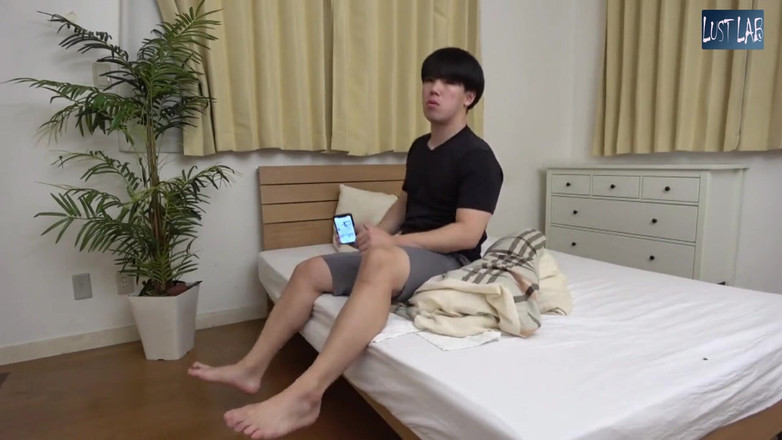 Lust JAV lab: Późna nocna pokusa ze współlokatorem zamienia się w ciche porozumienie...
