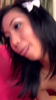 Cute Asian dostaje ssanie, podczas gdy jej napalona jest lizana