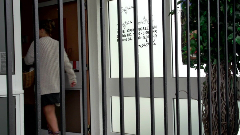 MILF and Big Wet Tits XXX: Utomhus sex session med enorma bröst MILF och trekant knulla...