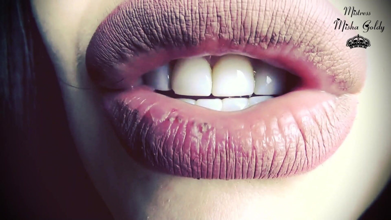 Goddess Misha Goldy: Mis labios - ¡es una puerta al infierno para los pequeños humanos!