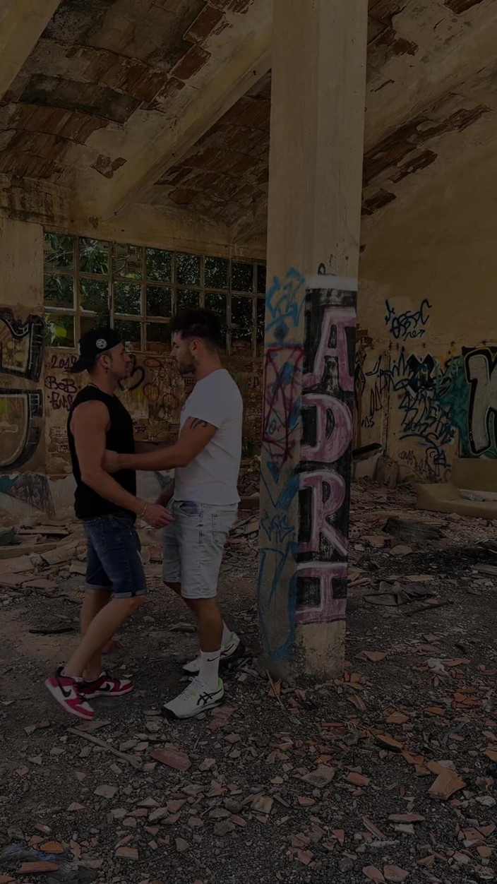 Carlos and Hector: 在废弃的房子里做爱