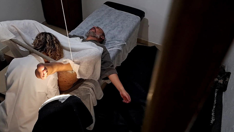 Gabi SweetCouplesStories: Prostatını muayene etmek için doktora gitti ama doktor takma yarak...