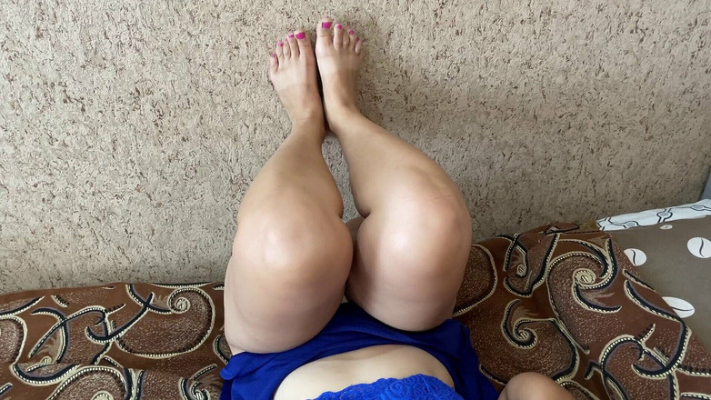 Lux Eva: Сексуальна мілфа після сексу любить пестити свою пизду, яка наповнена спермою