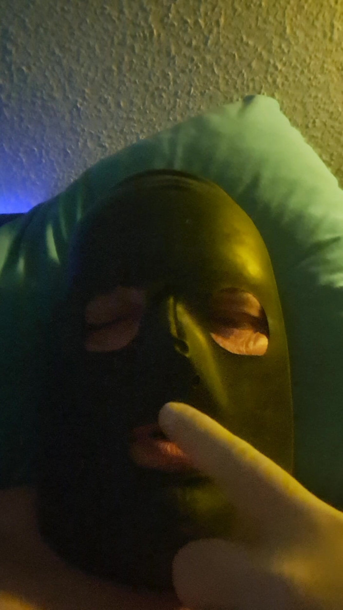 Fickspecht: Lateks Sissy geri döndü