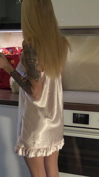Pequeña rubia caliente y sexy lleva a su novia a una prueba de moda en el recorrido se convierte en un rodaje porno en la cocina