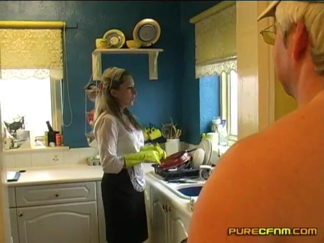 Pure CFNM: Husvaktare möter en man