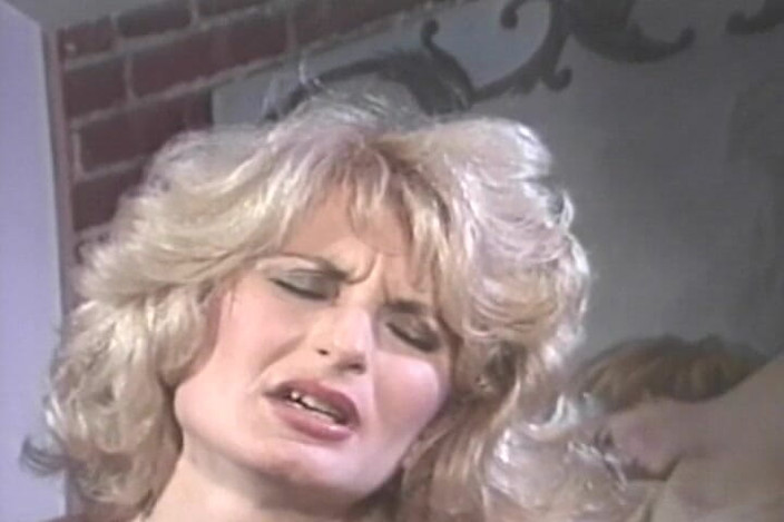 Planete Francaise: 彼女は3Pでアナルを犯されるのが好きなフランス人熟女です