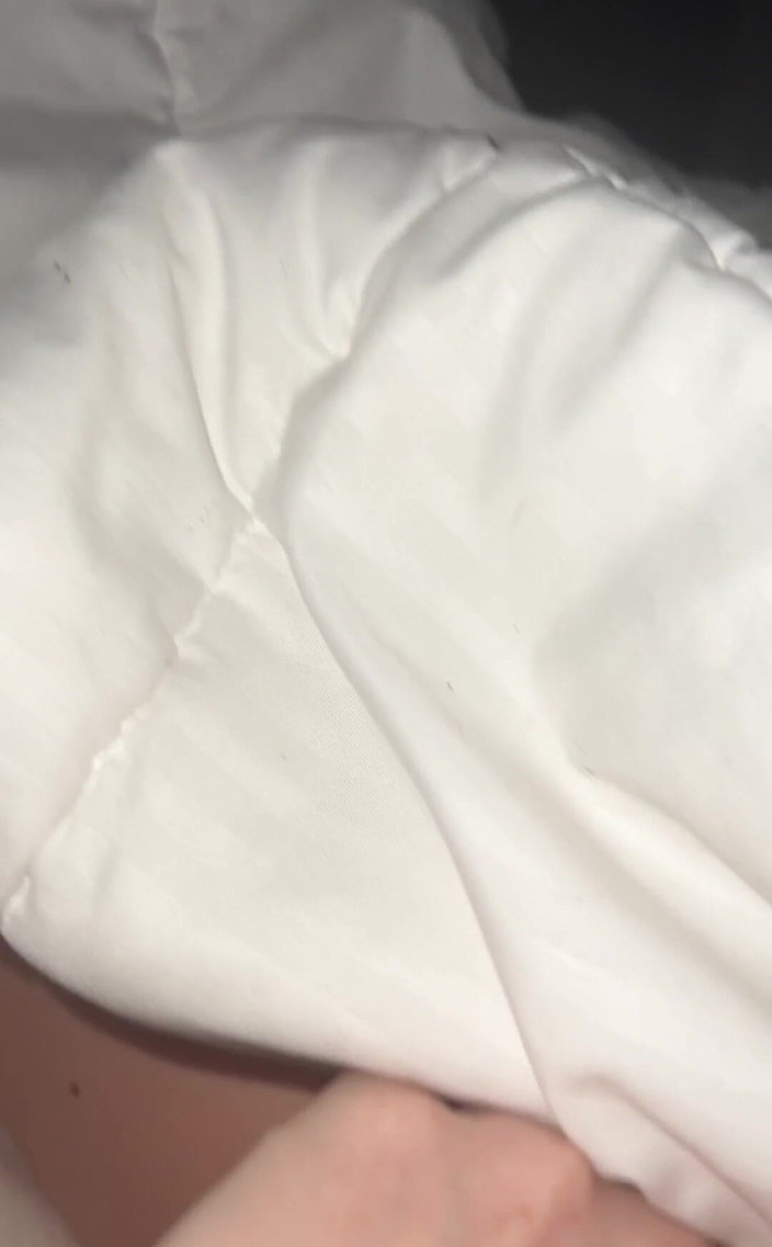 Avril Showers: आज सुबह कामुक हो उठा । मैंने Tracids लंड पकड़ा और चमचों से चुदाई करते हुए उसे अपने अंदर खिसका दिया।