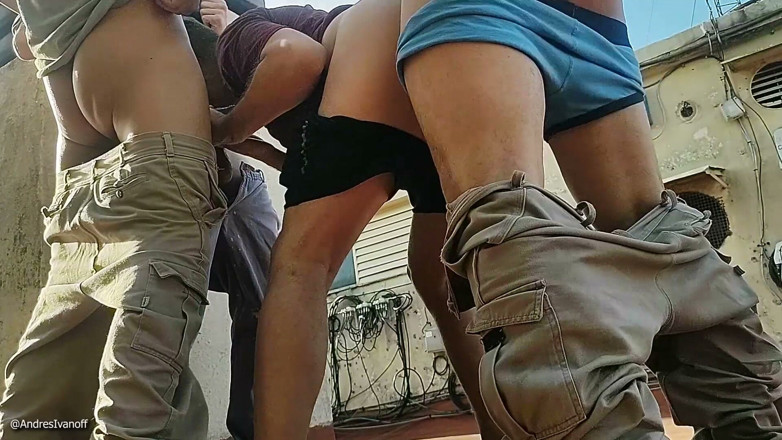 Porteros Hot: Three Doormen Fucking - 4