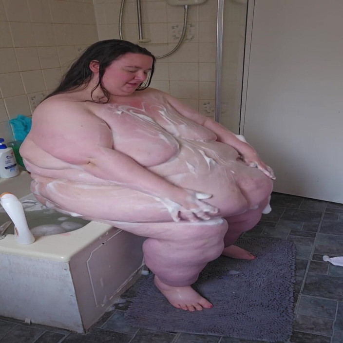 SSBBWLadyBrads: Dewi ssbbw lagi mandi di kamar mandi