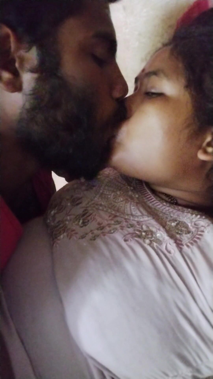 Mg3947731: Une MILF indienne aux seins énormes déshabille Son sari Choli et...