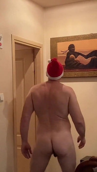 Dospělý muž se předvádí svým zadkem