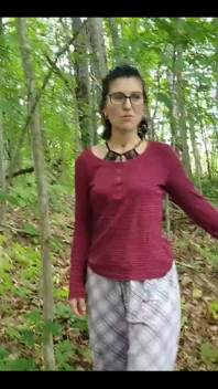 Quand deux femmes explorent la forêt