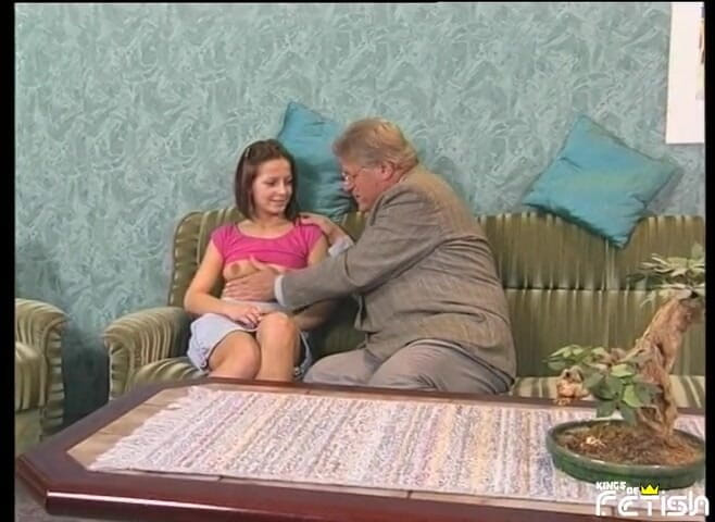Family Role Playing: Plachá brunetka si nechá vyvrtat chlupatou kundičku nadrženým starším mužem