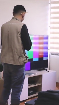 Il tecnico va a aggiustare la tv e il cliente dal culo grosso lo scopa duro