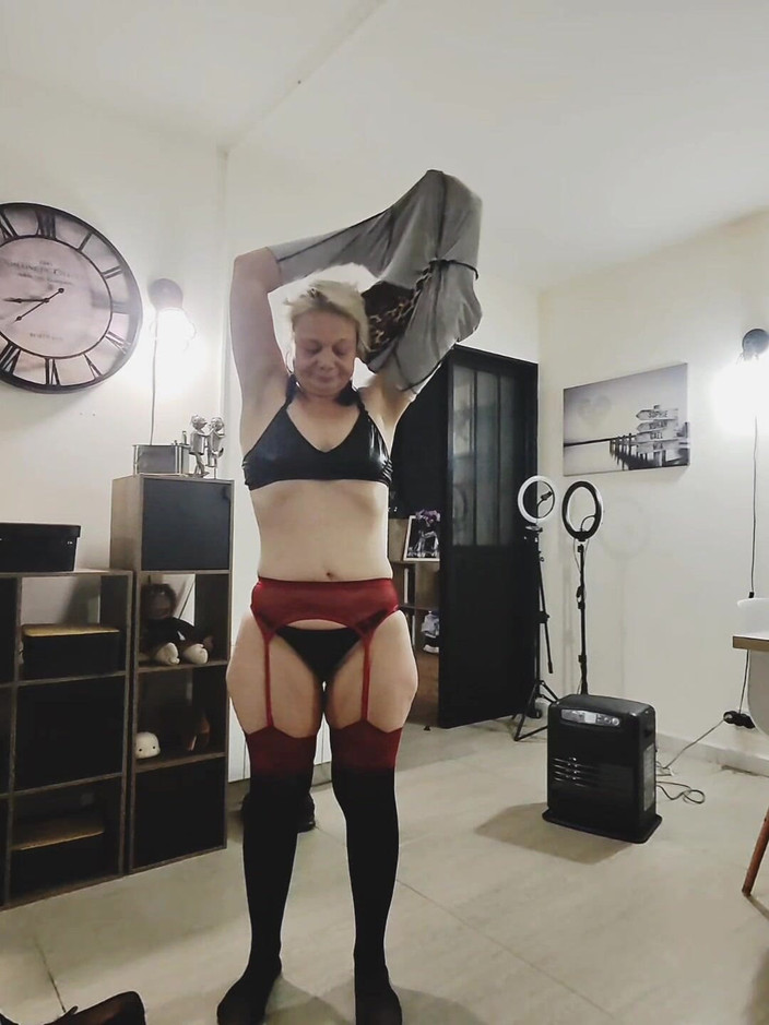 Sofy13: Drobná Promiskuitní MILF Připravená Přijmout Dobrý Penis V Psím Stylu