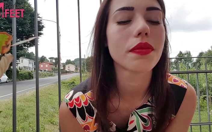 Smokin Fetish: Brunette Petra rookt haar ciggaretes buitenshuis