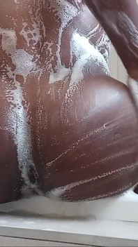Ebony Twink tar ett bad