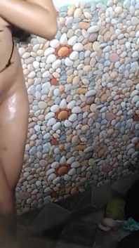 Teman wanita sedang mandi dan teman lelaki membuat video