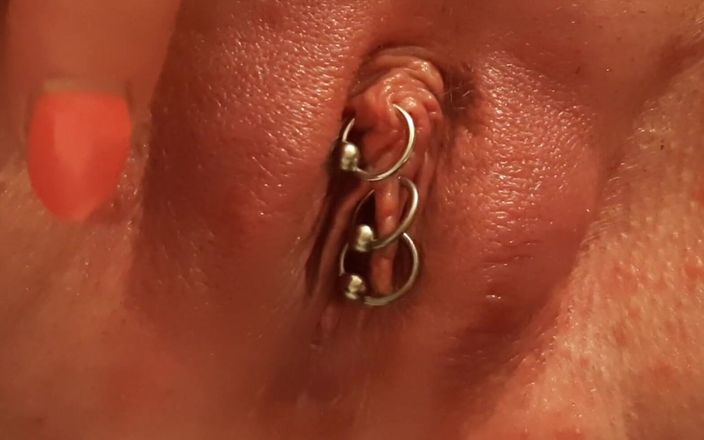 Aqua Pola: Lihat tindik baruku sekarang tidak hanya klitoris ... Aku menambahkan 2 cincin...