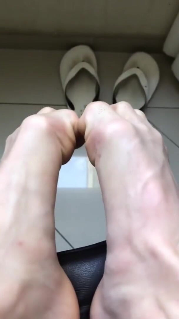 Riu Melo: Abercrombie &amp; fitch: foot worshipped