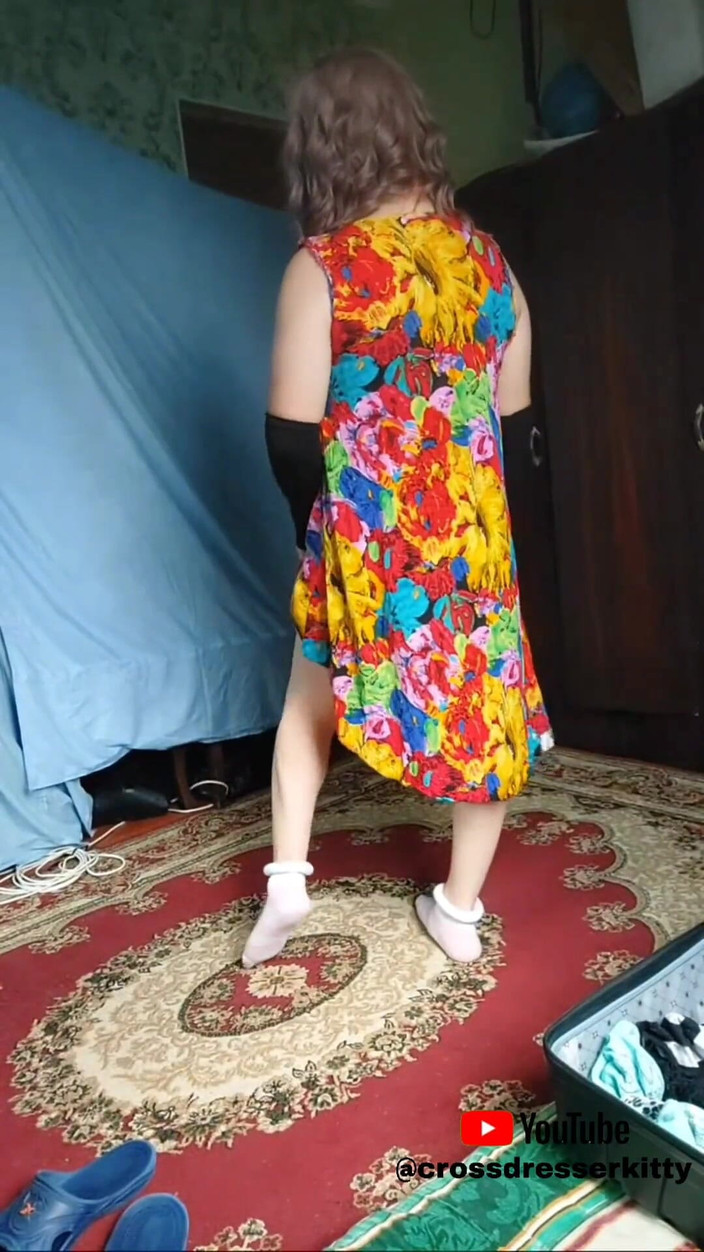 Kitty_Cross: +18 Youtube 模特变装小猫性感村民家庭主妇连衣裙长丝袜白色 BBW Femboy