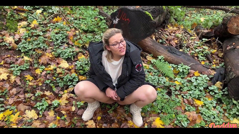 Daddys Luder: 非常に欲求不満なミルフの膣が屋外で射精