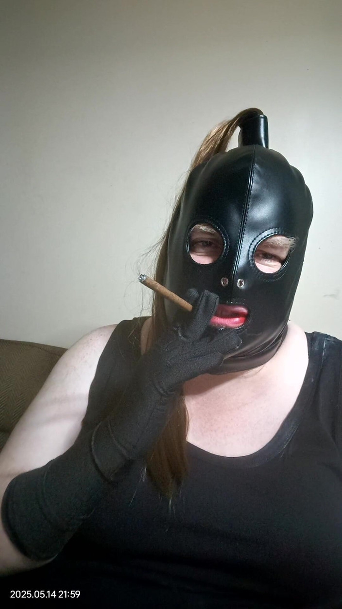 Stephanie-Nicole-TV: स्लिम Panatella cigar धूम्रपान करना और सौना में स्टेफ़नी के रूप में ले जाने का सपना देख रहा है