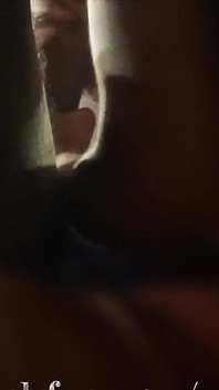 Sinsi görünüm. Telefonu bacaklarına soktum ve tüm dölleri hızlı bir şekilde emdim