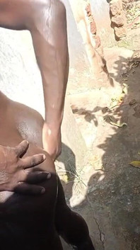 Sigilosamente; Para Ducharme En El Baño Al Aire Libre De Mi Vecina Mientras Me Pongo Cachonda