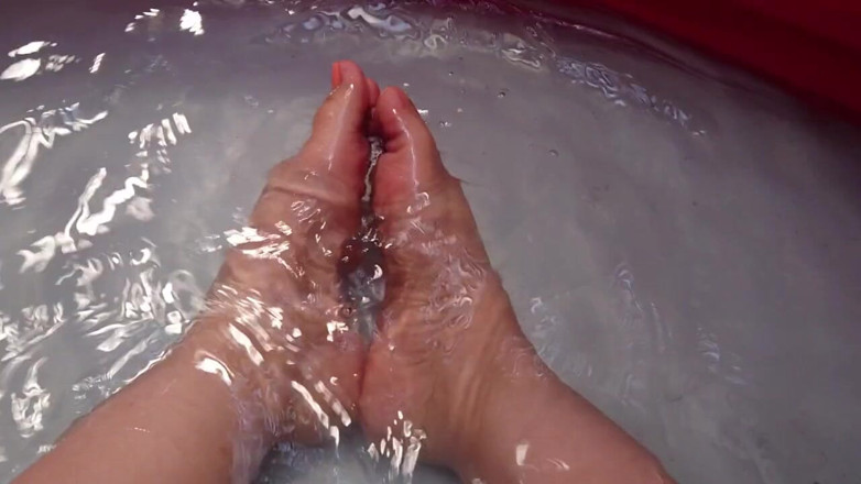 DanaDom20: Giocare nell'acqua con i miei piedi